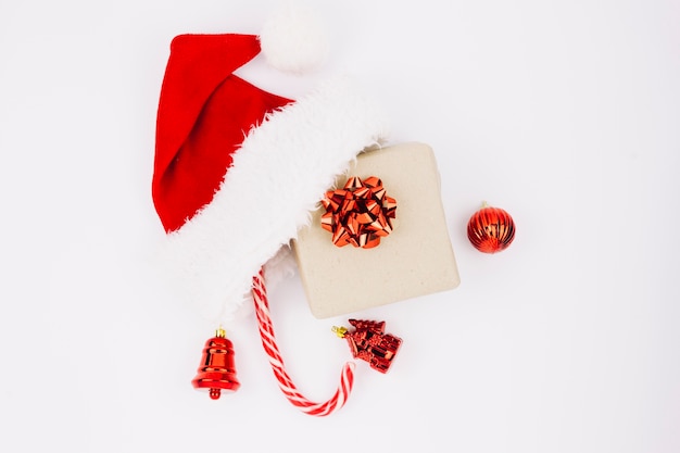 Free Photo santa hat with gift box on table 