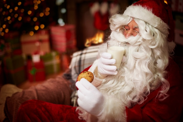 Free photo santa with glass of milk and sweet biscuit