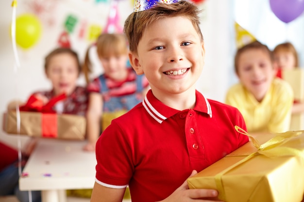 Free photo satisfied boy with his friends on background