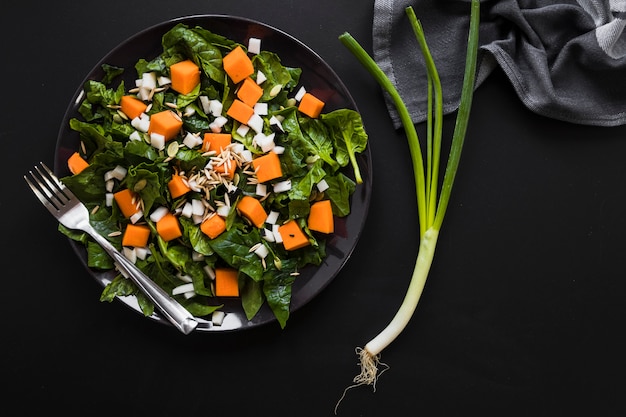 Free photo scallion near vegetable salad