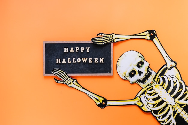 Free photo scary skeleton with chalkboard