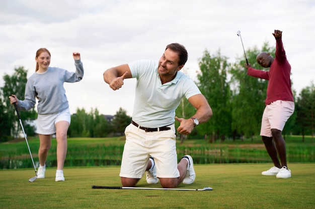 Free photo scene with friends on the golf course