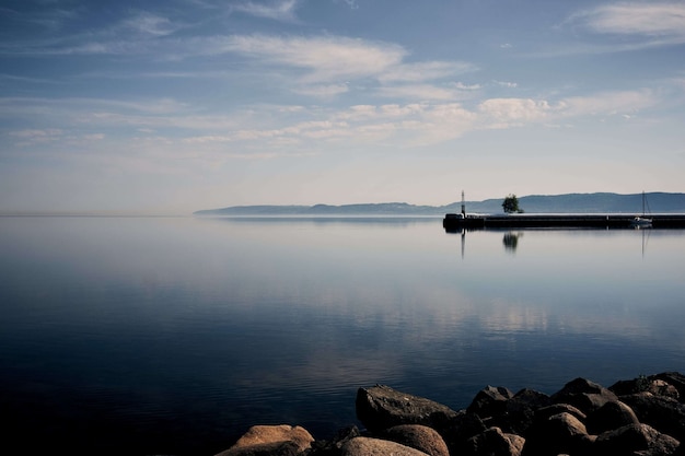 Free photo scenery of the calm ocean shore under the clear sky