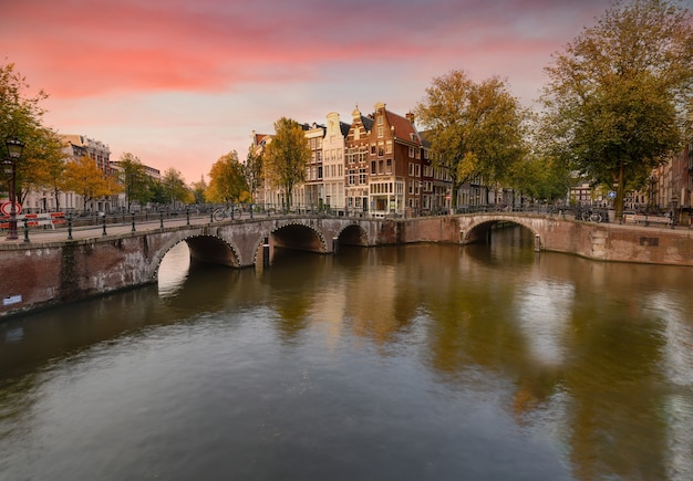 Free photo scenery of keizersgracht canal in amsterdam with the reflection of buildings and green trees