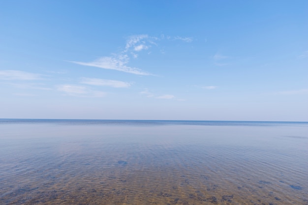 Free photo scenics view of idyllic sea against blue sky