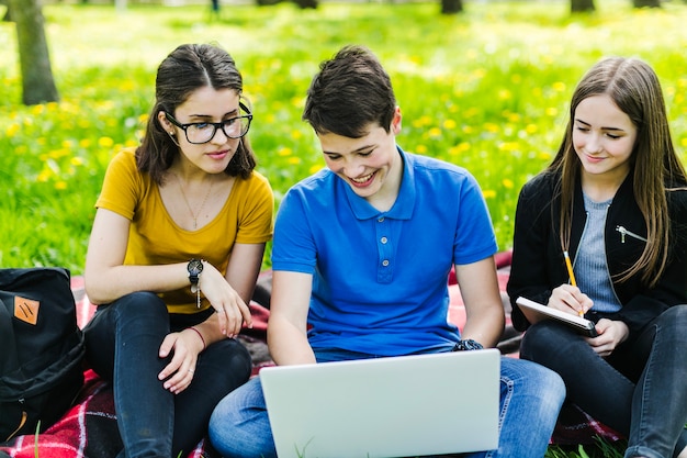 School parteners learning outdoors