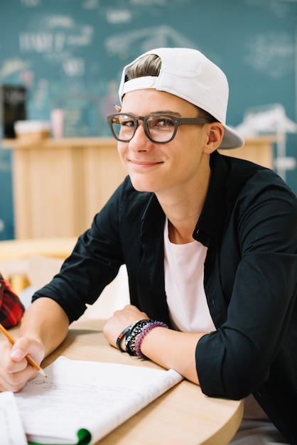 Free photo schoolboy in classroom