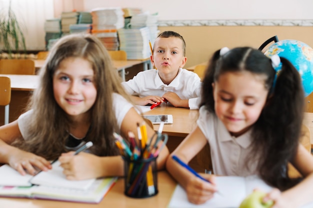 Free Photo schoolchildren having fun sitting in classroom