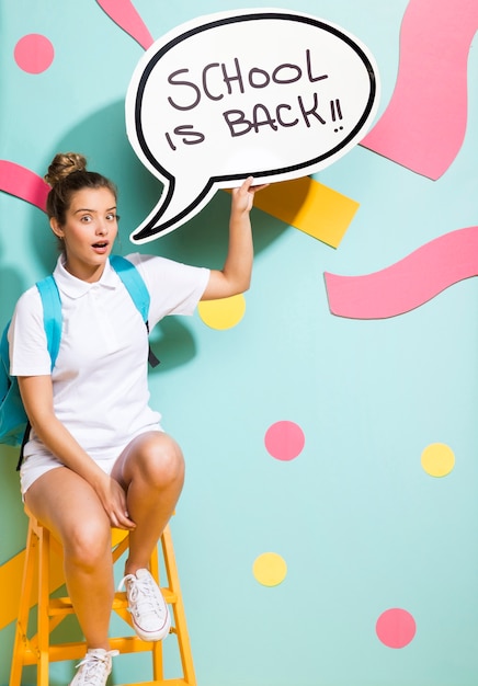 Free photo schoolgirl with speech bubble template