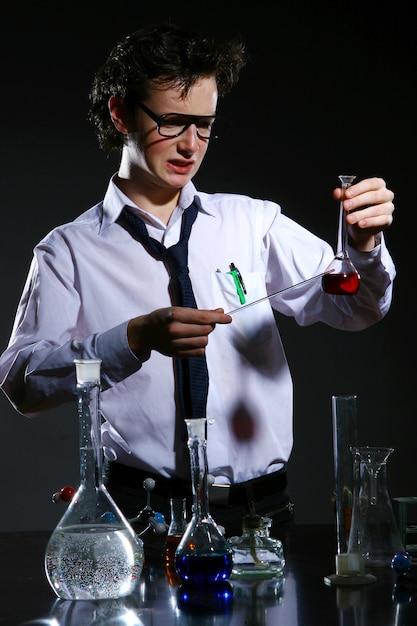 Free photo scientific doing chemical experiment