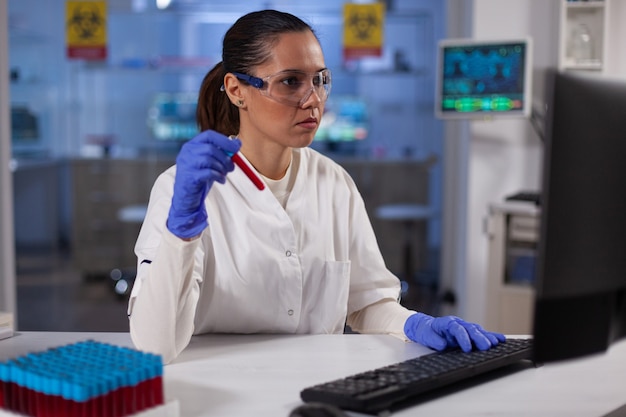 Free photo scientist woman doctor holding medical vacutainer with blood typing expertise