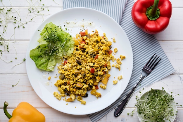 Free photo scrambled eggs and veggies salad with sweet peppers