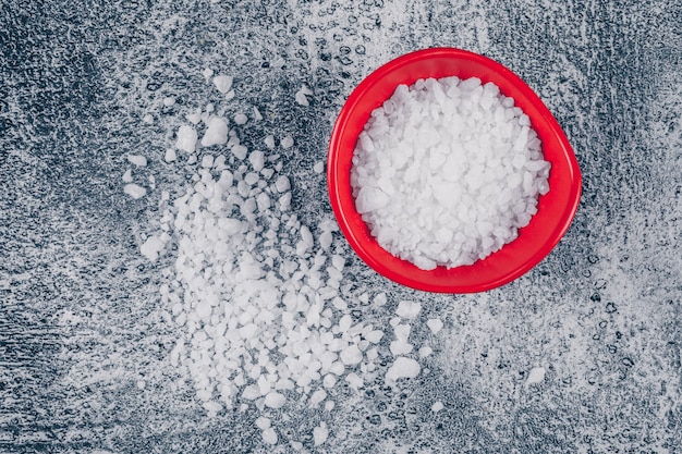 Free photo sea salt in a red bowl and around