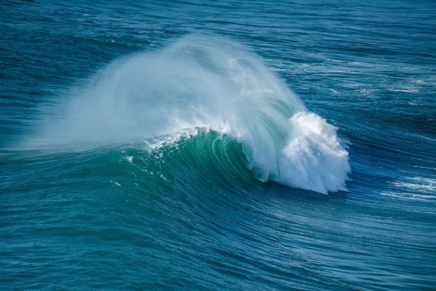 Sea wave splashing