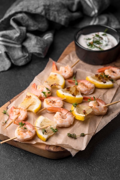 Free photo seafood shrimp skewers with sauce