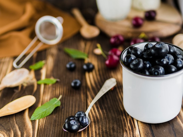 Free Photo seasonal blueberry berries in mug on table