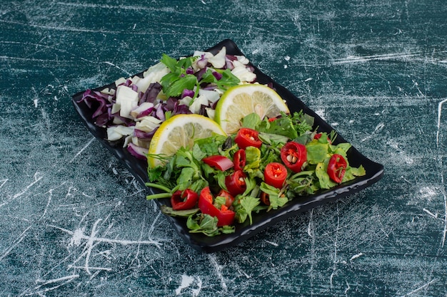 Free photo seasonal vegetable salad with chopped purple cabbage and herbs.