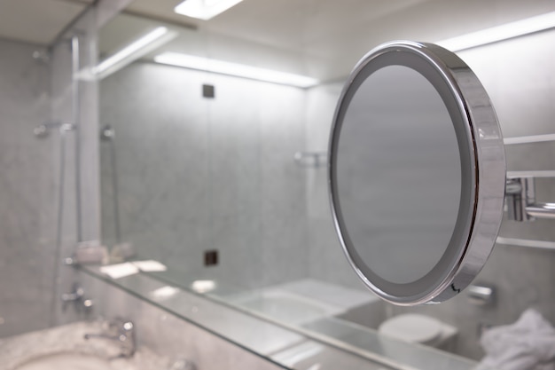 Free photo selective focus shot of the mirror in the bathroom with white interior