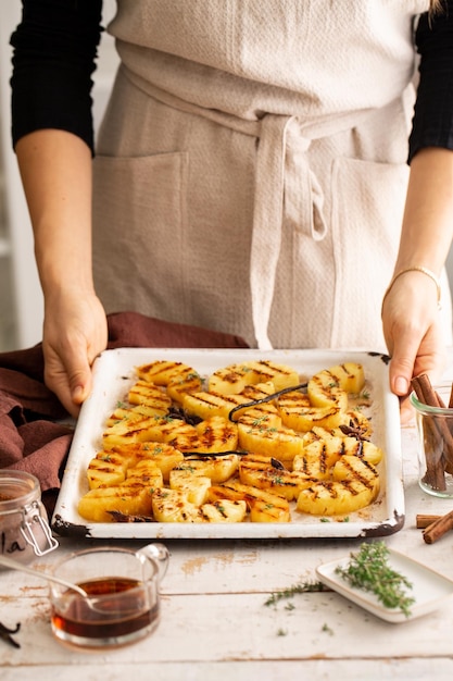 Free photo selective focus shot of the process of making grilled pineapple with honey and cinnamon