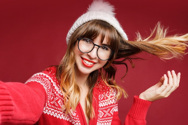 Free photo self portrait of happy long-haired woman in winter clothes