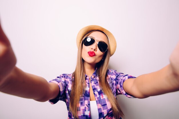 Free photo selfie time. joyful young women making selfie by her smart phone