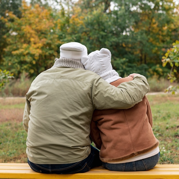 Free photo senior couple on bench hugging