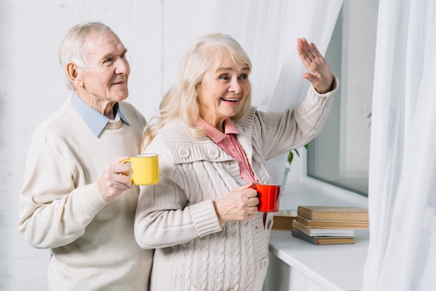 Free photo senior couple saying hello