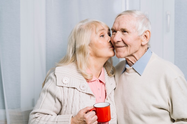 Free photo senior couple with mugs of coffee