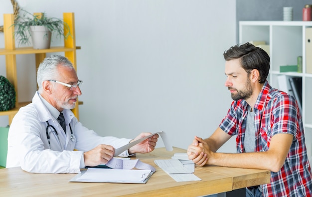 Free photo senior doctor talking with patient