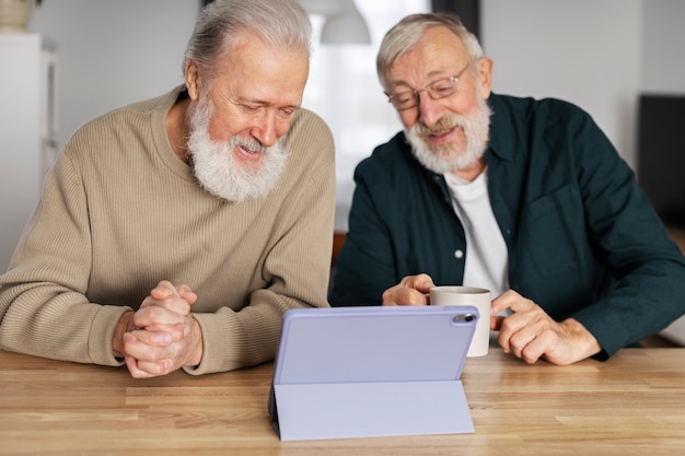 Free photo senior friends spending time together