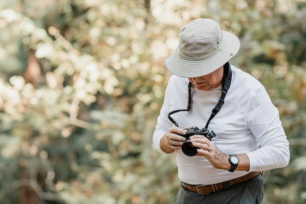 Free photo senior man appreciating the beauty of nature