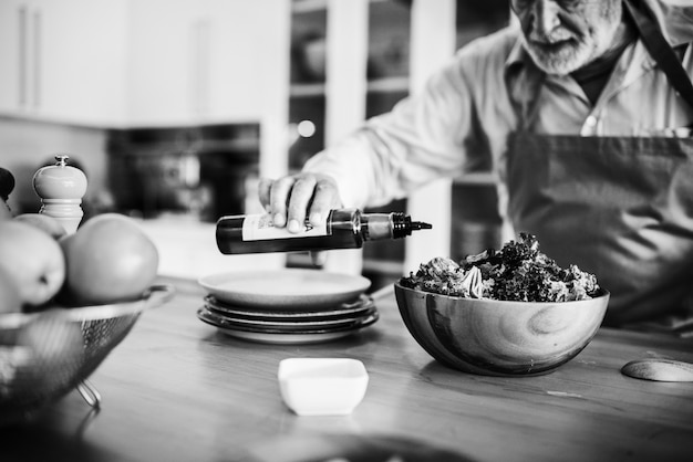 Free photo senior man cooking in the kitchen