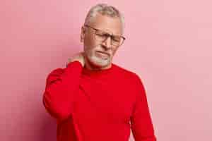 Free photo senior man wearing red sweater and trendy eyeglasses