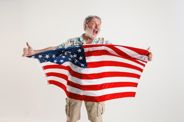 Free photo senior man with the flag of united states of america