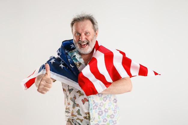 Free photo senior man with the flag of united states of america