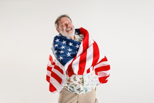 Free photo senior man with the flag of united states of america