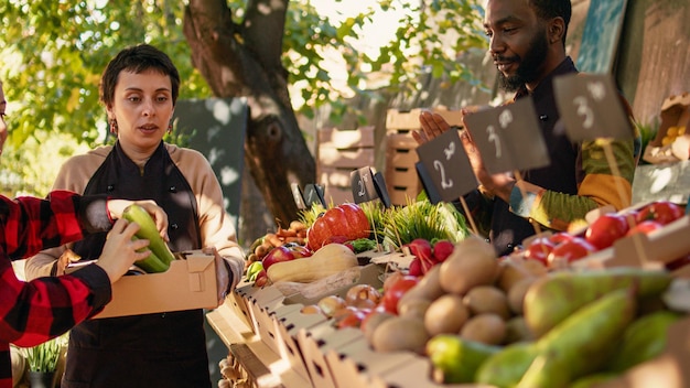 Free photo senior man and young woman buying organic bio products