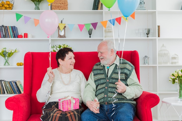 Free photo senior people celebrating birthday