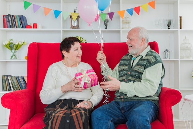 Free photo senior people celebrating birthday