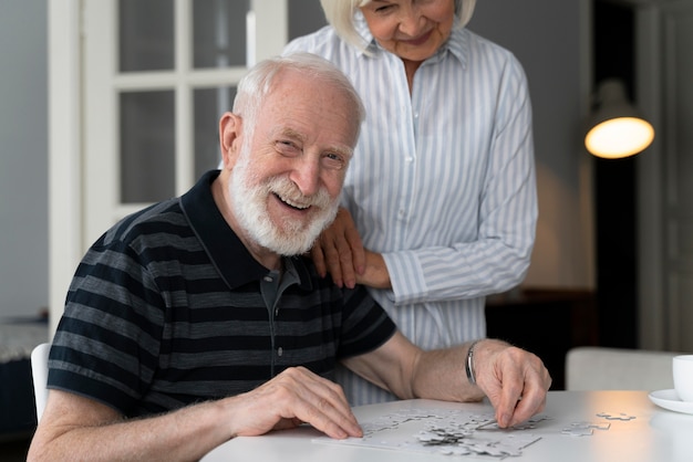 Free photo senior people confronting alzheimer disease