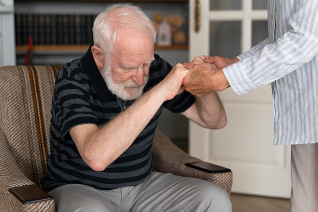 Free photo senior people confronting alzheimer disease