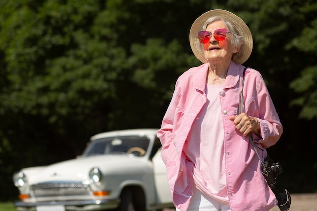 Free photo senior traveler wearing red sunglasses