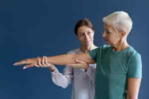 Free photo senior woman doing an occupational therapy session with a psychologist