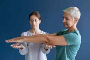 Free photo senior woman doing an occupational therapy session with a psychologist