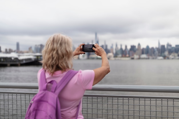 Free photo senior woman traveling areound the world