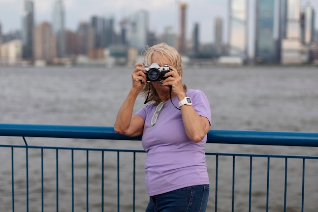 Free photo senior woman traveling areound the world