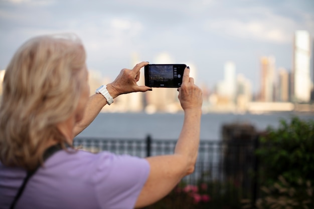 Free photo senior woman traveling areound the world