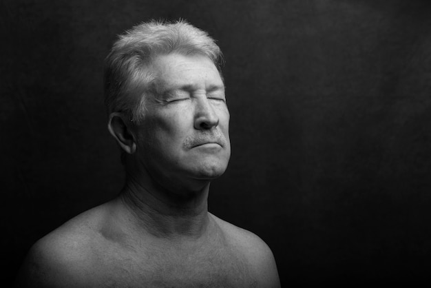 Free Photo sensitive old man portrait in studio