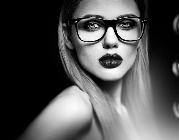 Free photo sensual glamour portrait of beautiful blond woman model  with fresh daily makeup with purple lips color and clean healthy skin in glasses. black and white