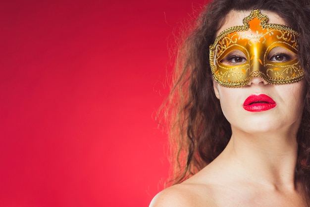 Free Photo sensual woman in golden mask